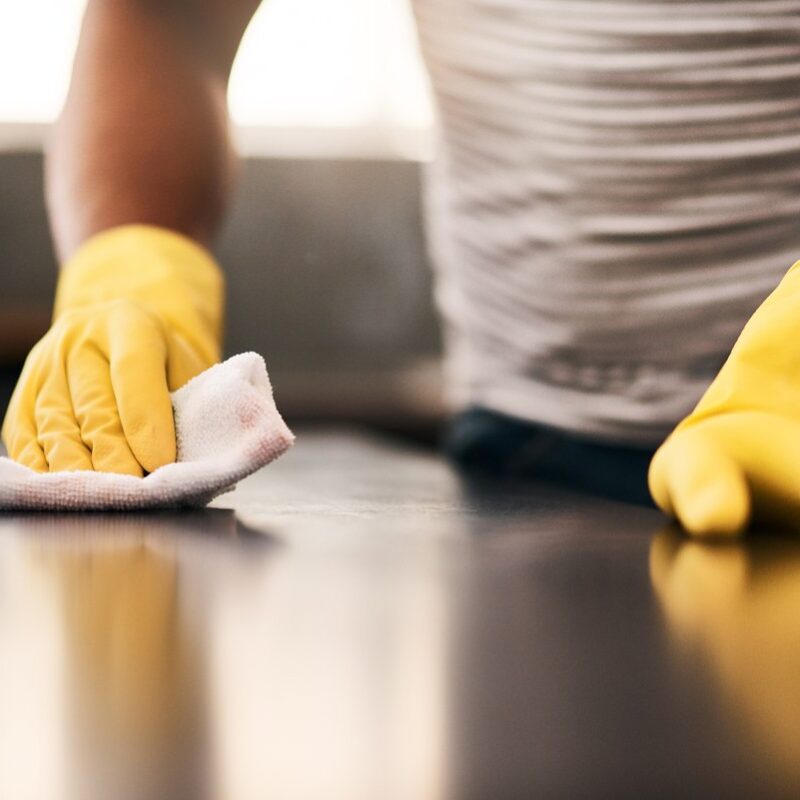 Cómo limpiar la cocina con el lavavajillas mano